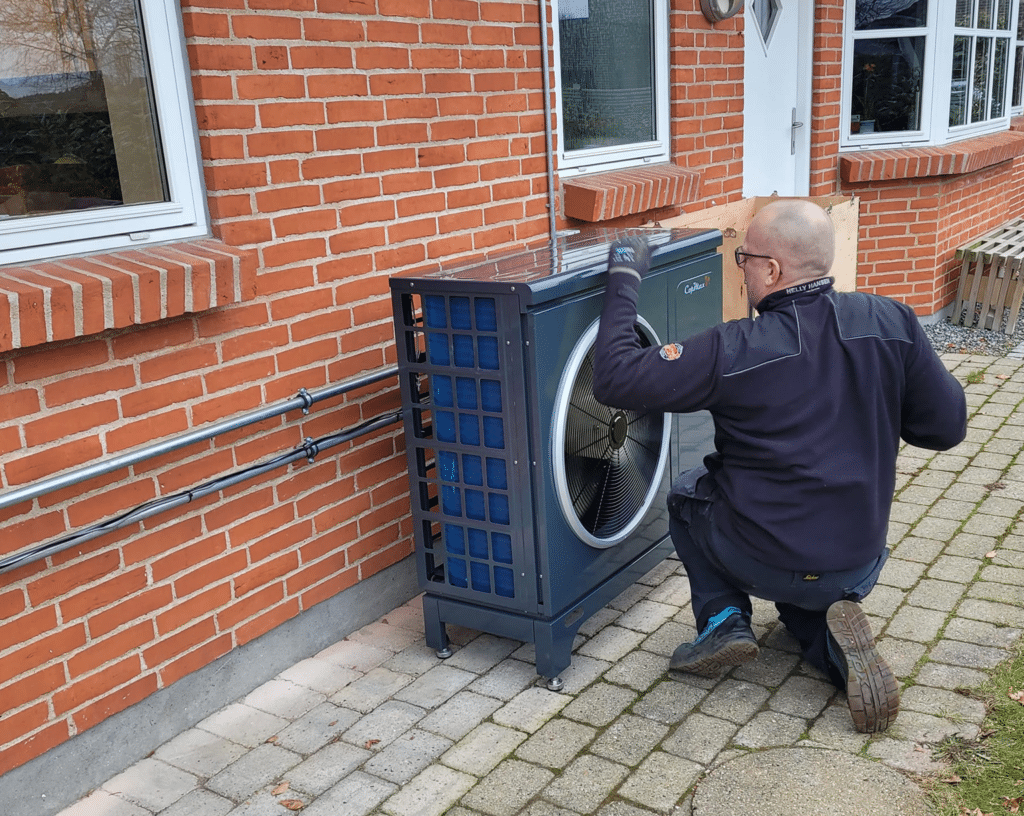 Montør fra NH bioservice udfører varmepumpe service på Sjælland
