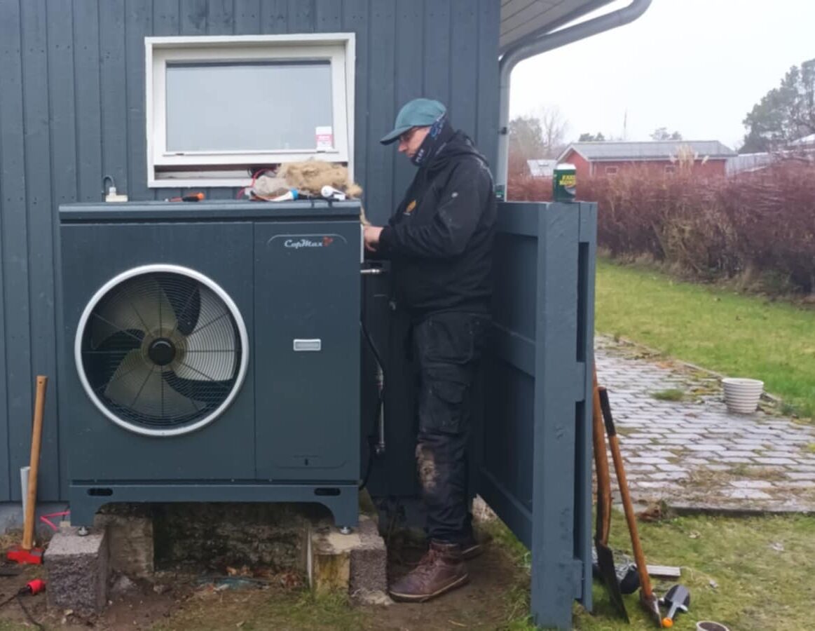 NH Biosevice tekniker installerer varmepumpe